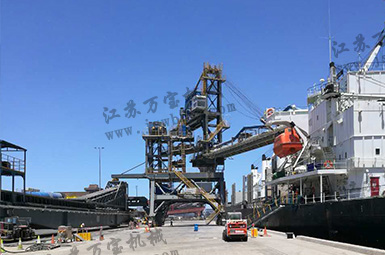 移動(dòng)尾車(chē)輸送機(jī)組合軌道裝船機(jī)