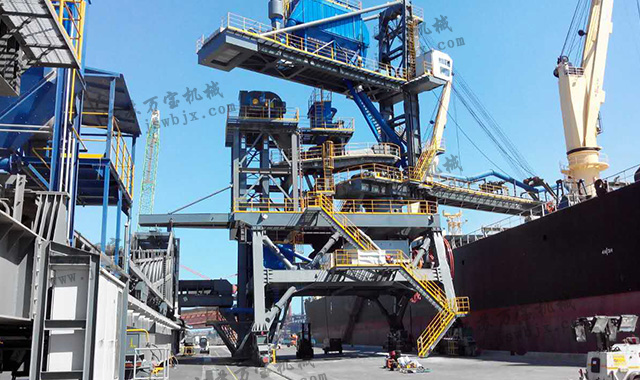 輪胎移動(dòng)尾車(chē)與裝船機(jī)連接 輪胎移動(dòng)尾車(chē)與裝船機(jī)連接