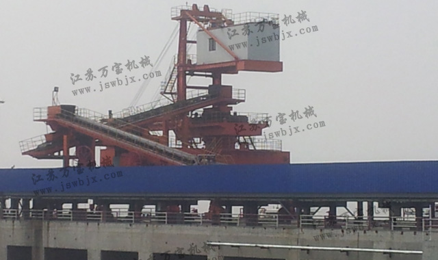 順岸皮帶機(jī)與裝船機(jī)尾車(chē)連接 順岸皮帶機(jī)與裝船機(jī)尾車(chē)連接
